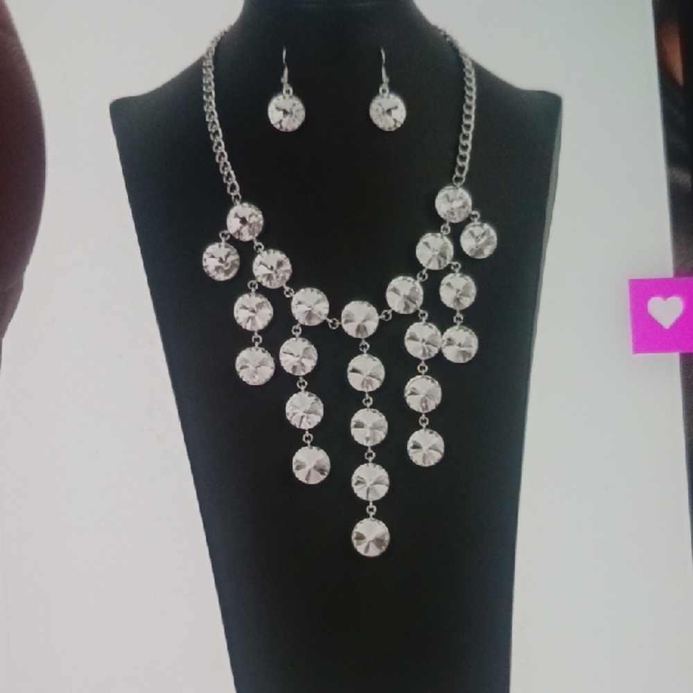 Elegant Silver Necklace and Earring Setplus Flat Velvet Display